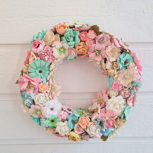 Den fineste pastelfarvede krans - Hårpynt med blomster og perler til bryllup, konfirmation og fest