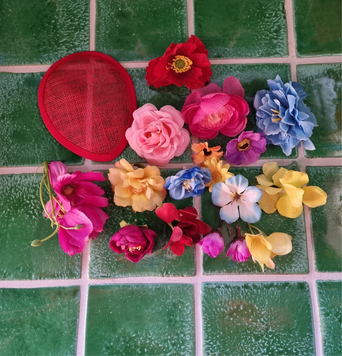 Lav din egen farvestrålende fascinator - Hårpynt med blomster og perler til bryllup, konfirmation og fest
