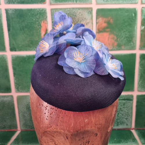 Den smukkeste lille facinator - Hårpynt med blomster og perler til bryllup, konfirmation og fest