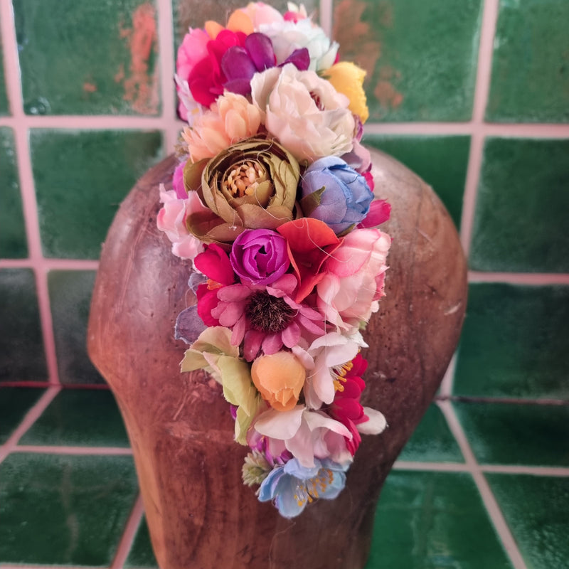 Fantastisk blomsterkrone - Hårpynt med blomster og perler til bryllup, konfirmation og fest