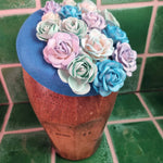 Fin blå fascinator med papirblomster - Hårpynt med blomster og perler til bryllup, konfirmation og fest